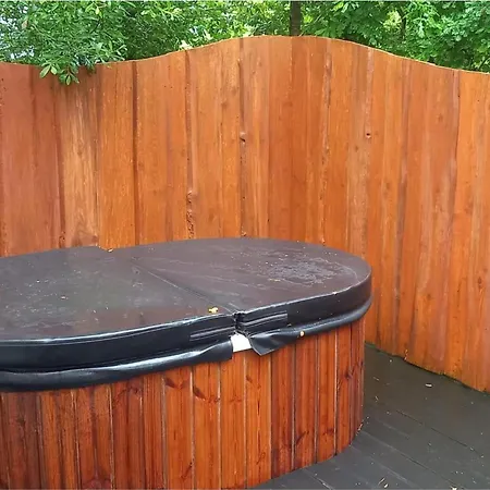 Unique Retreat Sleeps 2 With Hot Tub & Pets Ok *