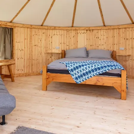 Unique Retreat Sleeps 2 With Hot Tub & Pets Ok * Bantry